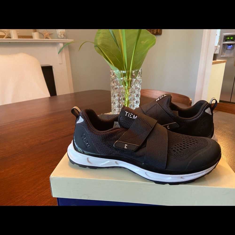 Tiem woman’s indoor cycle shoes includes cleats
